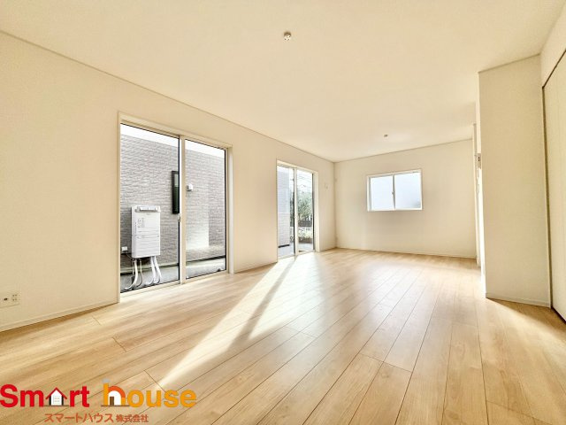 相模原市中央区上溝第140　全4棟の居間・リビング|忙しい朝もしっかり家族が揃って食事をして頂けるゆとりある大きさのダイニングスペース。奥様が作る手料理をたくさん並べて頂き、テーブルで囲む健やかな食事の時間を存分に愉しんで下さい。 