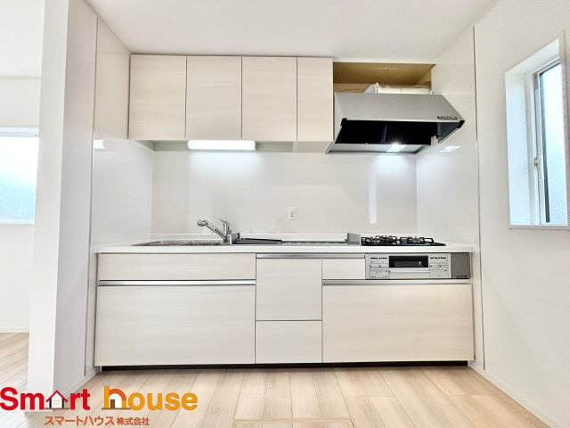 相模原市中央区上溝第140　全4棟のキッチン|ダイニングからワークスペースを見渡せる、見せるキッチン。ダイニングとの空間のつながりが、スペースのゆとりを生み出します♪