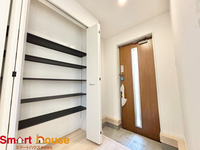 相模原市中央区上溝第140　全4棟の玄関|住む人も来客も入った瞬間にワクワクさせてくれるオシャレな玄関♪
収納もたっぷりあるので、靴がたくさんあっても安心！
気持ちの良い朝は、毎日ここからスタートしていきます♪