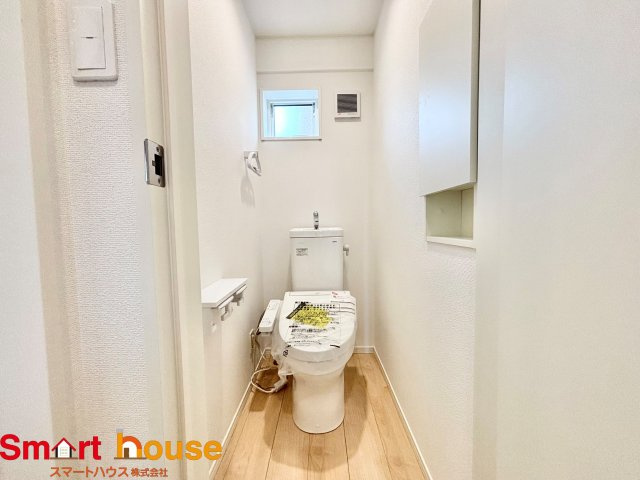 相模原市中央区上溝第140　全4棟のトイレ|節水型でエコなトイレには、今では当たり前のウォシュレット付き。便座を温める機能もついていて、居心地良くてトイレから出られなくなるかも！換気用に換気扇はもちろん、窓も着いているので常に快適ですね♪