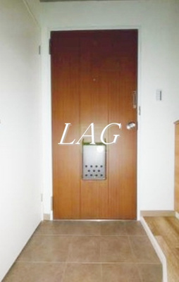 【玄関】 | ウエストサイド新宿御苑 | 玄関です。