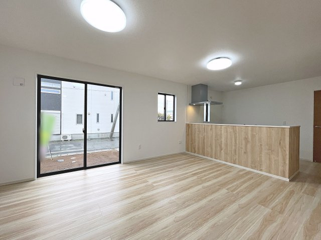 新築戸建・新築建売　太田市浜町1期　太田小学校・太田西中学校の居間・リビング|キッチンの前にダイニングテーブルを設置すれば、お料理の配膳もスムーズです！