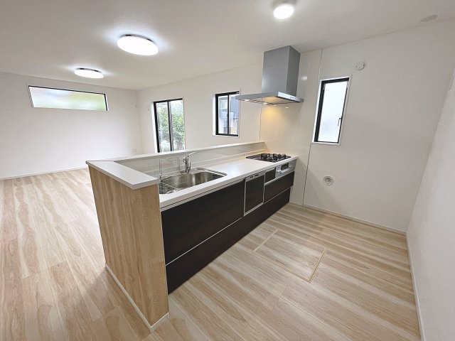 新築戸建・新築建売　太田市浜町1期　太田小学校・太田西中学校のキッチン|カウンター越しに会話が弾み、家族とのつながりを感じられる対面キッチンです！