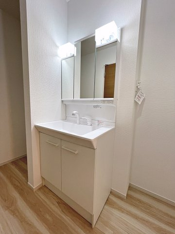 新築戸建・新築建売　太田市浜町1期　太田小学校・太田西中学校の独立洗面台|三面鏡洗面台で朝の身支度もしやすい＆収納力も◎洗面台に物を置かずすっきり清潔に保つことができます！