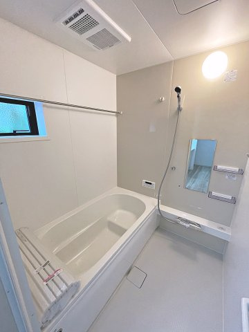 新築戸建・新築建売　太田市浜町1期　太田小学校・太田西中学校の浴室|浴室には小窓がついており簡単に換気が可能！一日の疲れを癒してくれるお風呂空間！