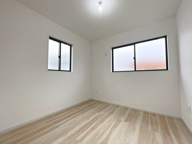 新築戸建・新築建売　太田市浜町1期　太田小学校・太田西中学校の洋室|5.2帖の洋室は自然光が長時間入る2面採光で明るく気持ちの良いプライベート空間です！