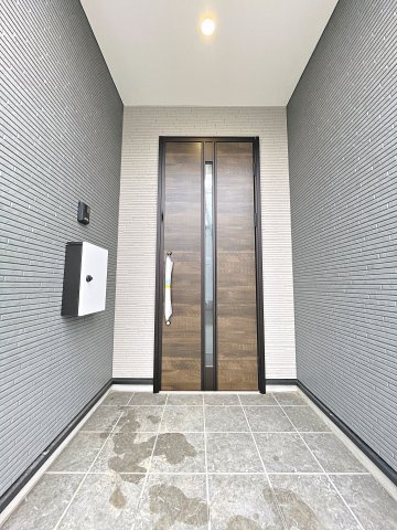 新築戸建・新築建売　太田市浜町1期　太田小学校・太田西中学校の玄関|モニター付きインターホンで訪問者を確認できるので、防犯対策やプライバシー保護など安心です！