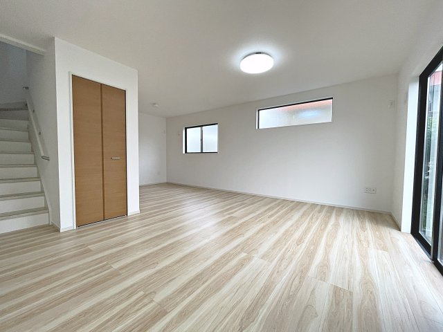新築戸建・新築建売　太田市浜町1期　太田小学校・太田西中学校の居間・リビング|16.2帖のLDKは窓が多く明るく快適なくつろぎの空間です！