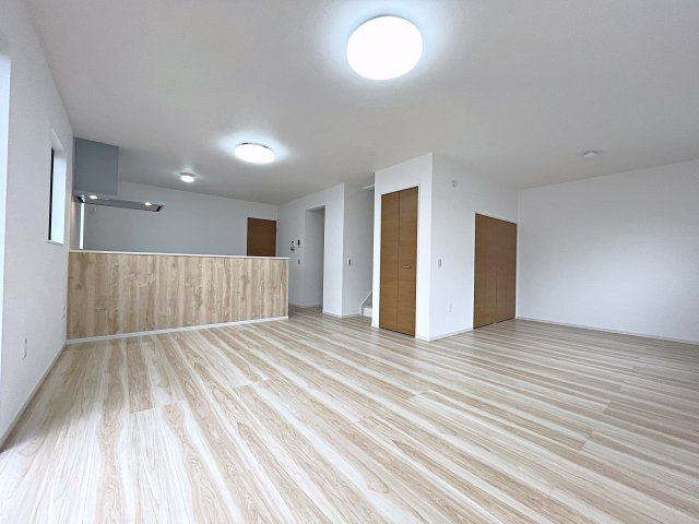 新築戸建・新築建売　太田市浜町1期　太田小学校・太田西中学校の居間・リビング|LDK+洋室で20.7帖の開放的な空間！間仕切り対応可能です！