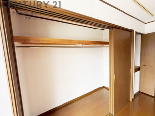 衣類やアクセサリー、小物類の収納が便利で整理整頓がしやすく、部屋の美観を保ちつつ、スペースを最大限に活用できます。衣服のしわやダメージを防ぎ、長持ちさせることができます。
