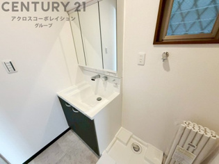 洗濯物の仕分け作業がしやすく、整理整頓が容易になります。洗濯音や湿気を他の部屋に持ち込まず、生活環境を快適に保ちます。上部を活用すれば収納スペースを確保でき洗剤や洗濯用品の整理もしやすくなります。