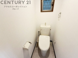 温水洗浄便座付トイレは温水洗浄機能により、暖かい水でおしりを洗浄することができ、冷たい水を使う従来の便座に比べ、温水洗浄機能で暖かいトイレを提供し、快適な使用を可能にします。
