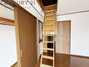 屋根裏収納付きです。