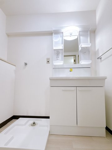 ピアコート戸塚参番館の独立洗面台|三面鏡タイプの洗面化粧台。洗濯機置場も隣接しています