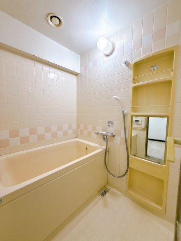 ピアコート戸塚参番館の浴室|タイル壁を配した清潔感のある浴室。