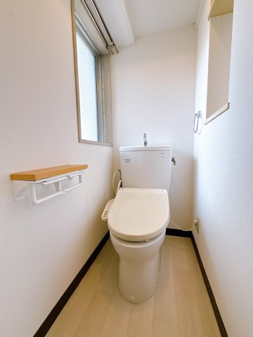 ピアコート戸塚参番館のトイレ|窓付きで自然換気が可能。温水洗浄便座を設置しています。