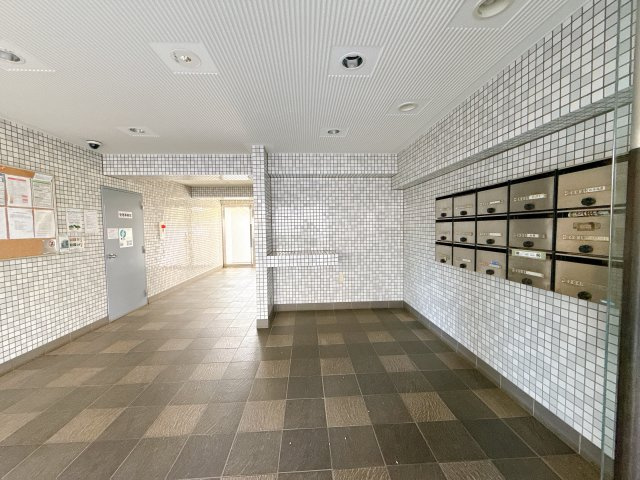 ピアコート戸塚参番館の設備|タイル貼りの共用ロビー