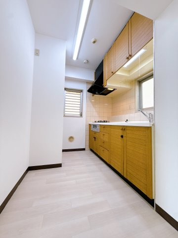 ピアコート戸塚参番館のキッチン|窓が近く、調理中の換気にも配慮。