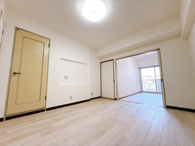 ピアコート戸塚参番館の居間・リビング|フローリング仕様。隣室の建具を開放して一体利用も可能です。