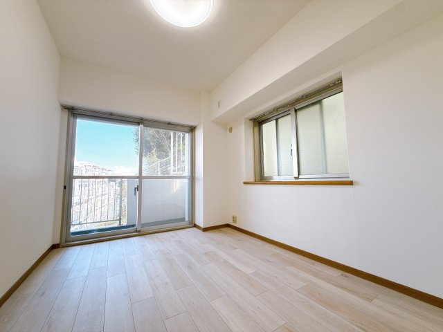 ピアコート戸塚参番館の洋室|2面採光の明るい洋室。フローリング仕様で清掃もスムーズ。
