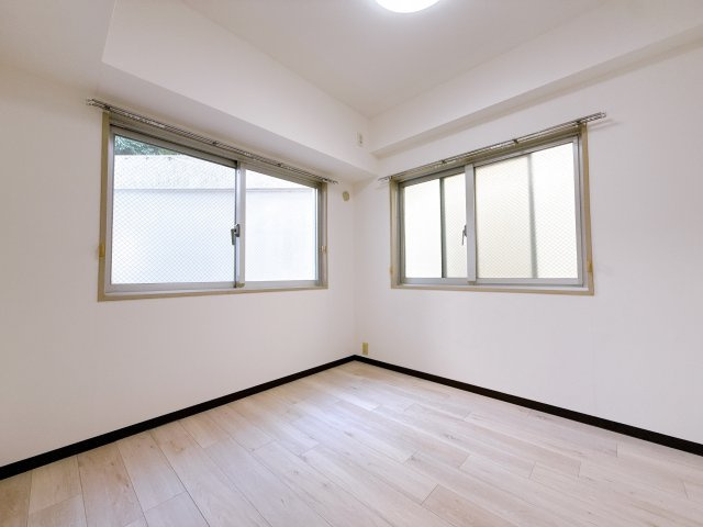 ピアコート戸塚参番館の洋室|2面に窓がある洋室。日差しが室内までしっかり届きます。