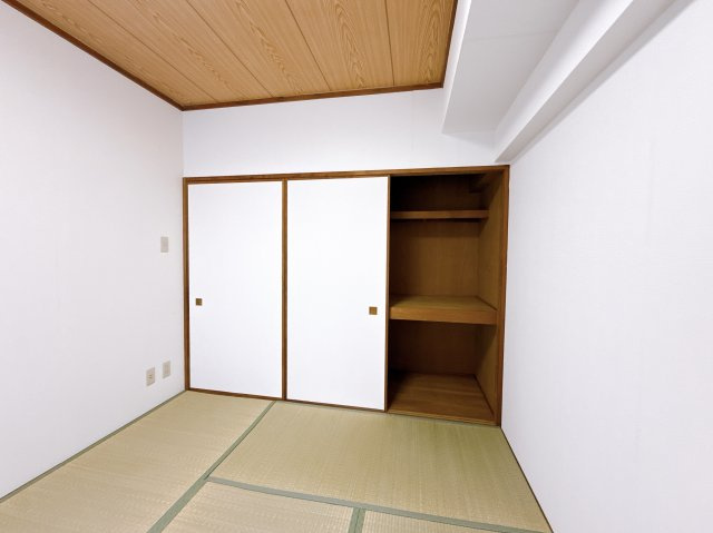 ピアコート戸塚参番館の和室|和室の押入れ収納。中段・枕棚があり荷物を整理できます。