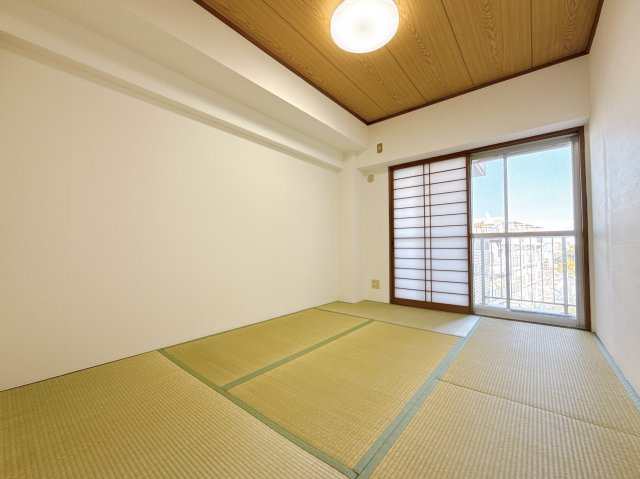 ピアコート戸塚参番館の和室|バルコニーに面した明るい和室。畳の香りが漂う空間です。