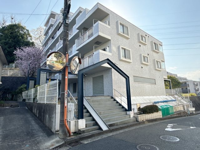 ピアコート戸塚参番館の外観|タイル貼りの外観。4階建て最上階の角部屋住戸です。