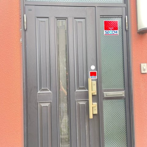 長野県大町市大町 元整形外科クリニックの玄関|3階住宅部分の玄関です