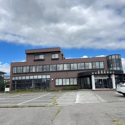 長野県大町市大町 元整形外科クリニックの外観|10台以上が駐車可能となっております