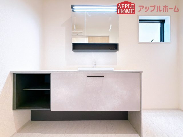[新築住宅] 深谷市岡里 第3 全1棟の独立洗面台|ゆとりの洗面スペースで朝の身支度も快適スムーズに。髪のセットやお化粧もストレスなくこなせ、朝から気分良く通勤通学に向かえそうですね！鏡の裏にはたっぷりと収納スペースを標準装備