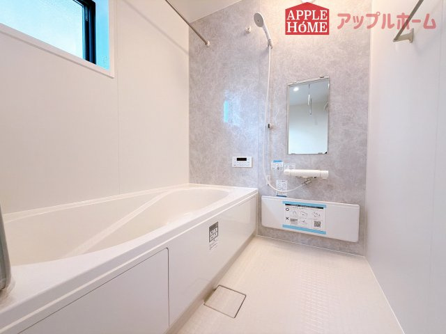 [新築住宅] 深谷市岡里 第3 全1棟の浴室|窓付きのバスルームは、採光もあり明るく気持ちの良い空間です。窓があることで、換気環境も良好。掃除もスムーズに出来ます♪