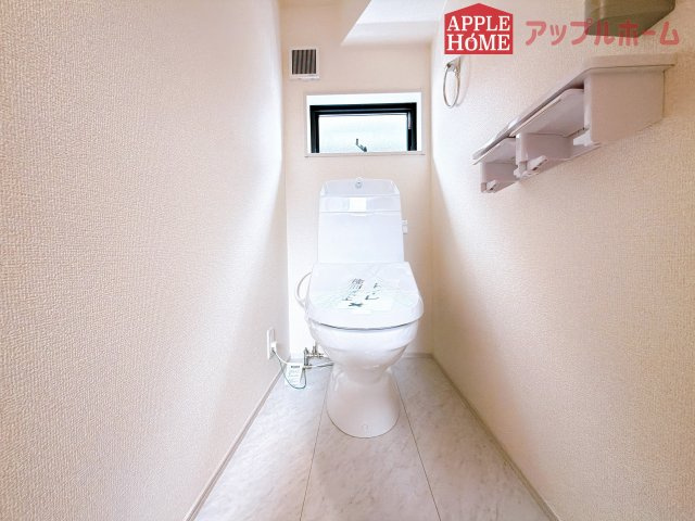 [新築住宅] 深谷市岡里 第3 全1棟のトイレ|節水型でエコなトイレには、今では当たり前の温水洗浄機能付き。便座を温める機能もついていて、居心地の良い空間♪