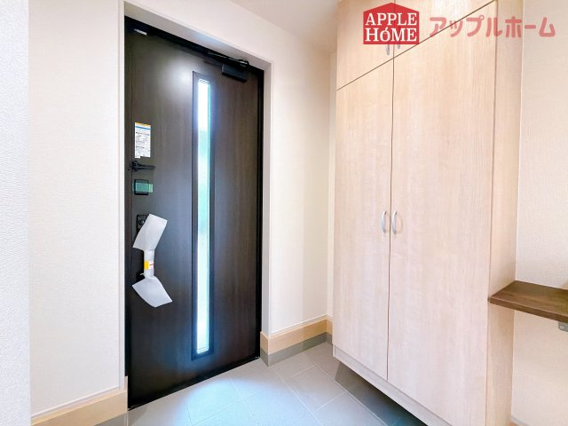 [新築住宅] 深谷市岡里 第3 全1棟の玄関|上下棚にたっぷり靴を収納できます。「ただいま」と玄関を開けた瞬間から、奥に広がる空間を明るい室内を感じられますね♪