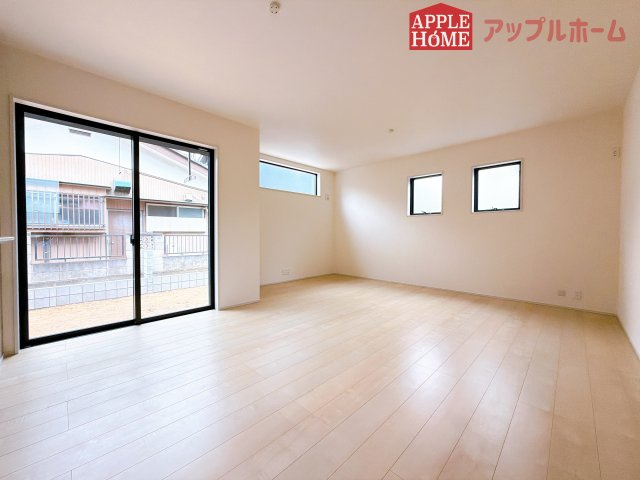 [新築住宅] 深谷市岡里 第3 全1棟の居間・リビング|窓から差し込む光で家族を温かく包み込みます。明るいリビングで子育てする喜びを☆いつでも見学可能です！