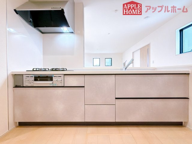 [新築住宅] 深谷市岡里 第3 全1棟のキッチン|キッチンから部屋中が見守れるので、小さなお子様がいるご家庭でも安心です。シンプル×ナチュラルな温かい空間は、どんなスタイルの家具も合わせやすいお部屋です。