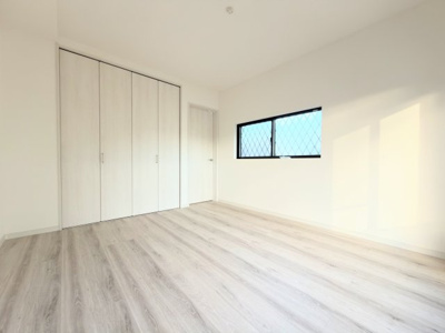 【洋室】 | ◆麻生区岡上5丁目 中古戸建◆  | ◆柔らかい陽光が差し込む明るいお部屋を演出する設計。彩光の取れる窓が気持ちの良いお部屋を創り上げます。