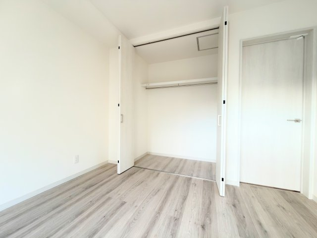 【収納】 | ◆麻生区岡上5丁目 中古戸建◆  | ◆室内はいつも明るい印象なので気持ちの良い朝を迎えられます。各部屋にはクローゼットを完備しており、収納が多いお家はすっきりして快適空間です。