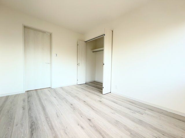 【洋室】 | ◆麻生区岡上5丁目 中古戸建◆  | ◆子どものスタディ空間として、あるいは書斎やホビールームとして生活スタイルに合わせて使えるプライベートルーム。居心地のいい落ち着いたインテリアが似合います。