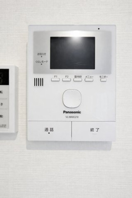 【防犯設備】 | ◆麻生区岡上5丁目 中古戸建◆  | ◆受話器を持たずに、来訪者と通話ができ、モニターで姿が確かめられるインターホンを採用しました。暮らしの安心感を一層高めます。