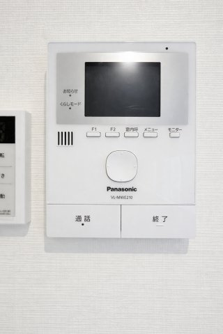 【防犯設備】 | ◆麻生区岡上5丁目 中古戸建◆  | ◆受話器を持たずに、来訪者と通話ができ、モニターで姿が確かめられるインターホンを採用しました。暮らしの安心感を一層高めます。