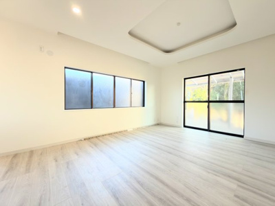 【居間・リビング】 | ◆麻生区岡上5丁目 中古戸建◆  | ◆家族で食卓を囲むダイニングスペースと、ソファでゆったりくつろぐリビングスペースがしっかり区切られているので家具の配置や用途を使いわけしやすいです。