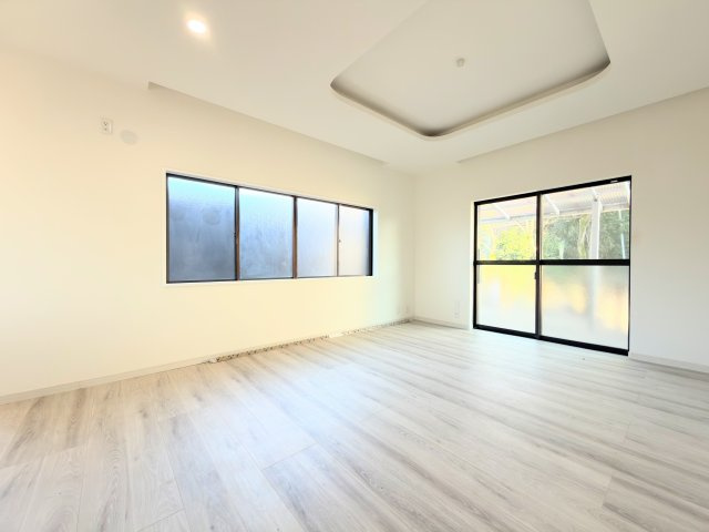 【居間・リビング】 | ◆麻生区岡上5丁目 中古戸建◆  | ◆家族で食卓を囲むダイニングスペースと、ソファでゆったりくつろぐリビングスペースがしっかり区切られているので家具の配置や用途を使いわけしやすいです。