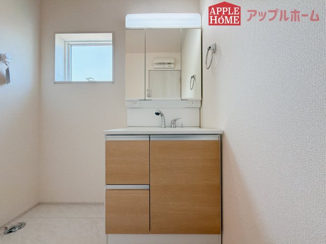 [新築住宅] 深谷市上野台 第24 全3棟の独立洗面台|三面鏡付きの洗面化粧台ですので、たっぷりと収納いただけます。白を基調とした清潔感のある快適空間です。毎日の身支度も気持ち良くお使い頂けます！！