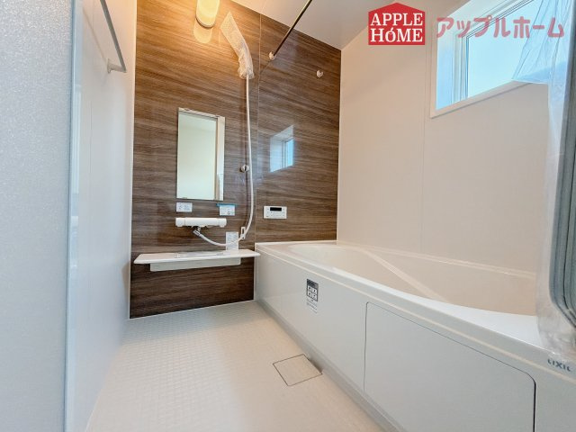 [新築住宅] 深谷市上野台 第24 全3棟の浴室|窓付きのバスルームは、採光もあり明るく気持ちの良い空間です。窓があることで、換気環境も良好。掃除もスムーズに出来ます