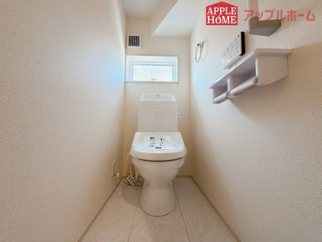 [新築住宅] 深谷市上野台 第24 全3棟のトイレ|白を基調とした清潔感のある明るい空間。温水洗浄便座付きで、毎日快適・清潔に使用できます。操作しやすい壁面リモコンを採用しています。
