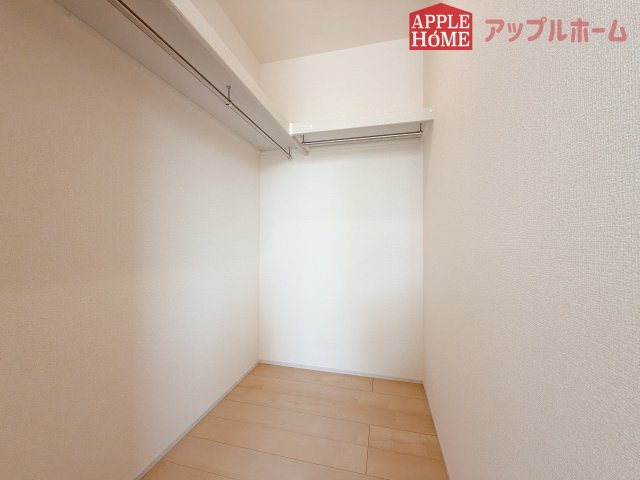[新築住宅] 深谷市上野台 第24 全3棟の収納|お洋服を大切にされる方に大変喜ばれる、ウォークインクローゼット。お洋服以外にも掃除機やスーツケースなどを一箇所に集約できるのは魅力ですね！扉が一箇所ですので、お部屋の見た目にもスッキリ！