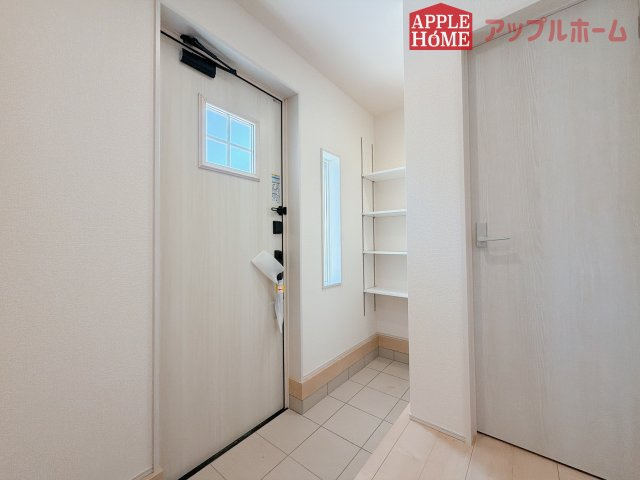 [新築住宅] 深谷市上野台 第24 全3棟の玄関|ご家族皆様の靴やお手入れ用品を収納できる収納棚を設置！お家に出会う人々を迎える玄関だからこそ、常に整理整頓しておきたいですね♪