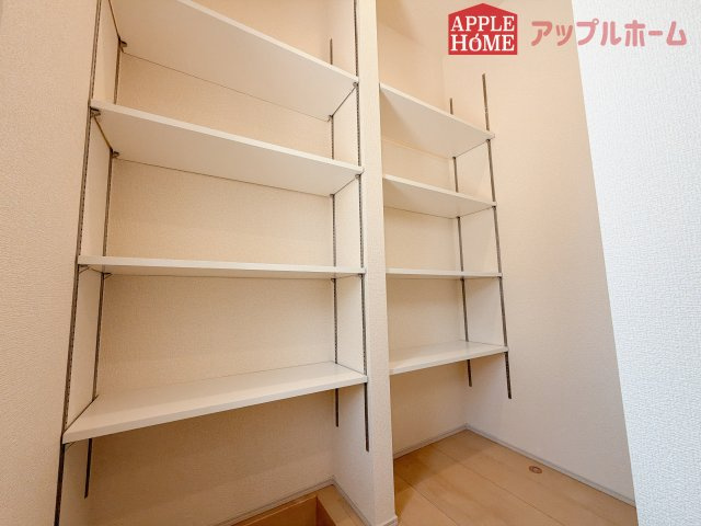 [新築住宅] 深谷市上野台 第24 全3棟の玄関|住まう人も来客も入った時にワクワクさせてくれるオシャレな玄関♪収納もたっぷりあるので、靴がたくさんあっても安心！
