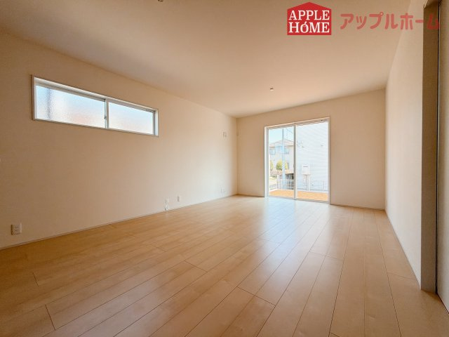 [新築住宅] 深谷市上野台 第24 全3棟の居間・リビング|窓から差し込む光で家族を温かく包み込みます。明るいリビングで子育てする喜びを☆いつでも見学可能です！